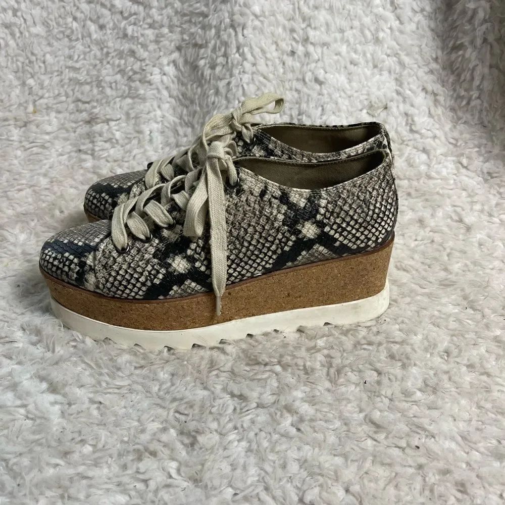 Steve Madden Korrie Lace-Up snake skin print Beige & gray Platform Sneakers SZ10